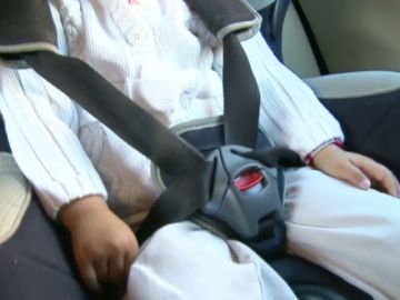 Policía rescata a una niña de dos años olvidada en un coche