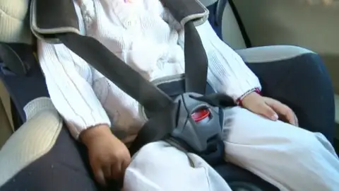 Policía rescata a una niña de dos años olvidada en un coche Policía rescata a una niña de dos años olvidada en un coche