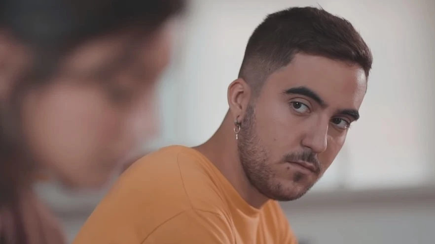 Beret en el videoclip de 'Te echo de menos'