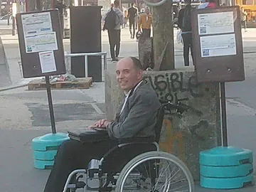 Un conductor hace bajar a todos los pasajeros de su autobús por no ayudar a un hombre en silla de ruedas a subir Un conductor hace bajar a todos los pasajeros de su autobús por no ayudar a un hombre en silla de ruedas a subir