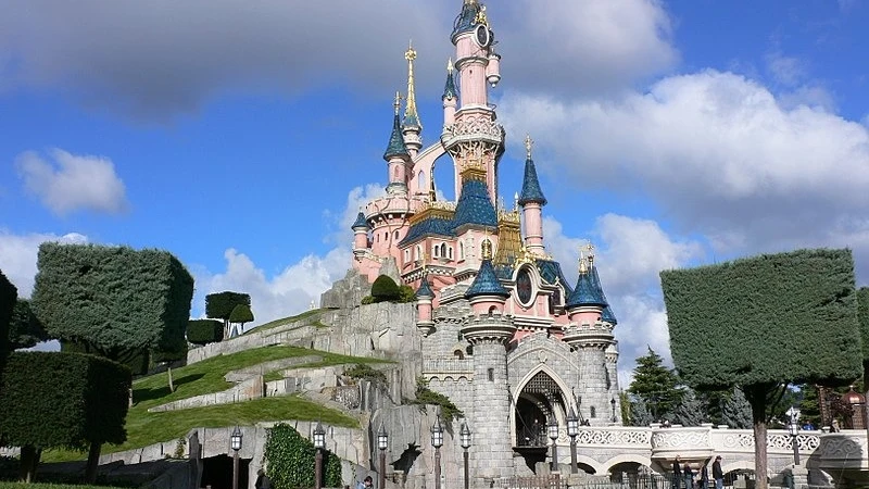Castillo de Disneyland Paris El motivo por el que los baños de Disney no tienen espejos