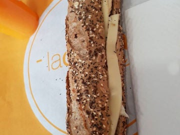Bocadillo de atún con queso Bocadillo de atún con queso