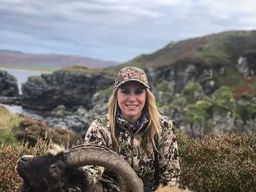 La presentadora Larysa Switlyk posa junto a una cabra muerta La presentadora Larysa Switlyk posa junto a una cabra muerta