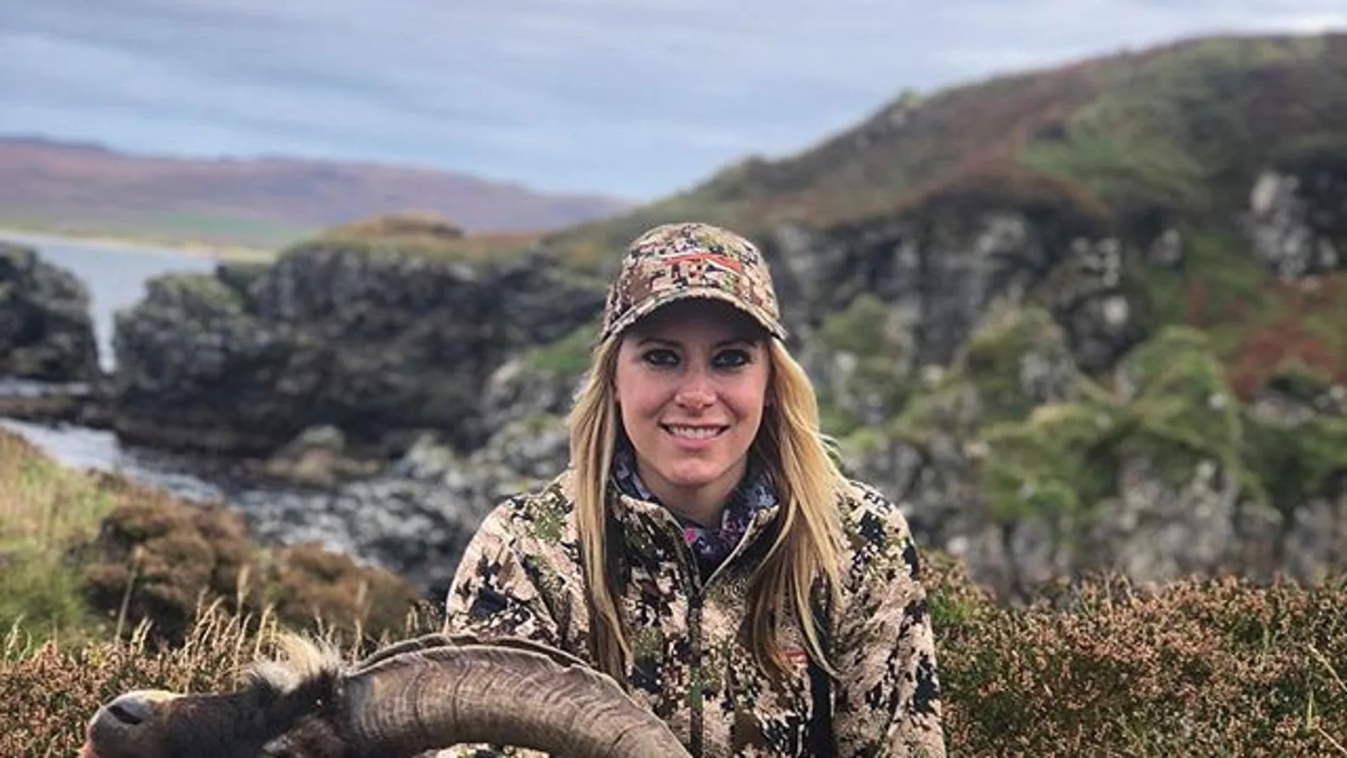 La presentadora Larysa Switlyk posa junto a una cabra muerta La presentadora Larysa Switlyk posa junto a una cabra muerta