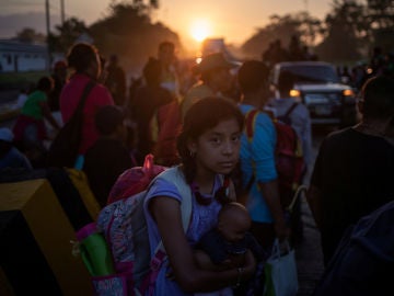 Una niña entre la caravana de migrantes que se dirige hacia Estados Unidos