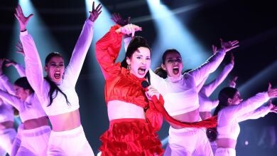 Soraya Arnelas conquista el escenario convertida en Rosalía y su gran éxito ‘Malamente’ 