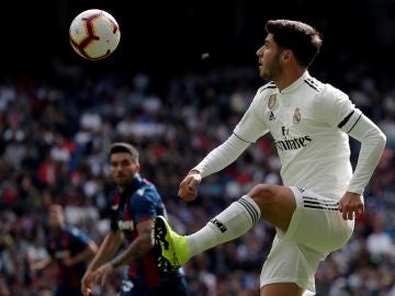 Asensio se prepara para controlar el balón Asensio se prepara para controlar el balón