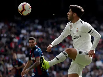 Asensio se prepara para controlar el balón Asensio se prepara para controlar el balón