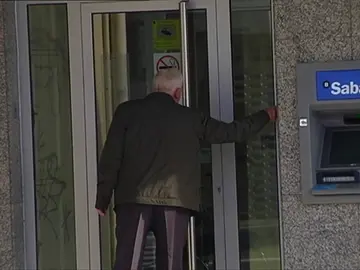 Un hombre atraca un banco y solo consigue llevarse 20 euros Un hombre atraca un banco y solo consigue llevarse 20 euros