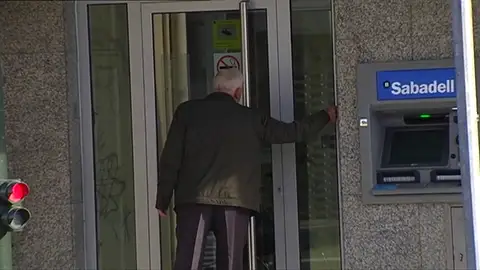 Un hombre atraca un banco y solo consigue llevarse 20 euros Un hombre atraca un banco y solo consigue llevarse 20 euros