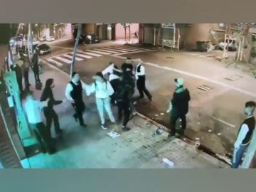 Los Mossos investigan la pelea ocurrida a las puertas de un restaurante en Barcelona Los Mossos investigan la pelea ocurrida a las puertas de un restaurante en Barcelona