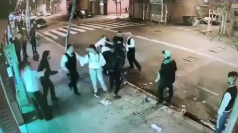 Los Mossos investigan la pelea ocurrida a las puertas de un restaurante en Barcelona Los Mossos investigan la pelea ocurrida a las puertas de un restaurante en Barcelona