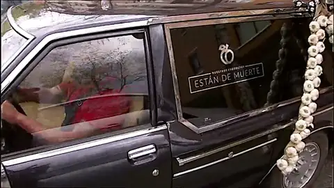 Premian al frutero que reparte su mercancía en un coche fúnebre Premian al frutero que reparte su mercancía en un coche fúnebre