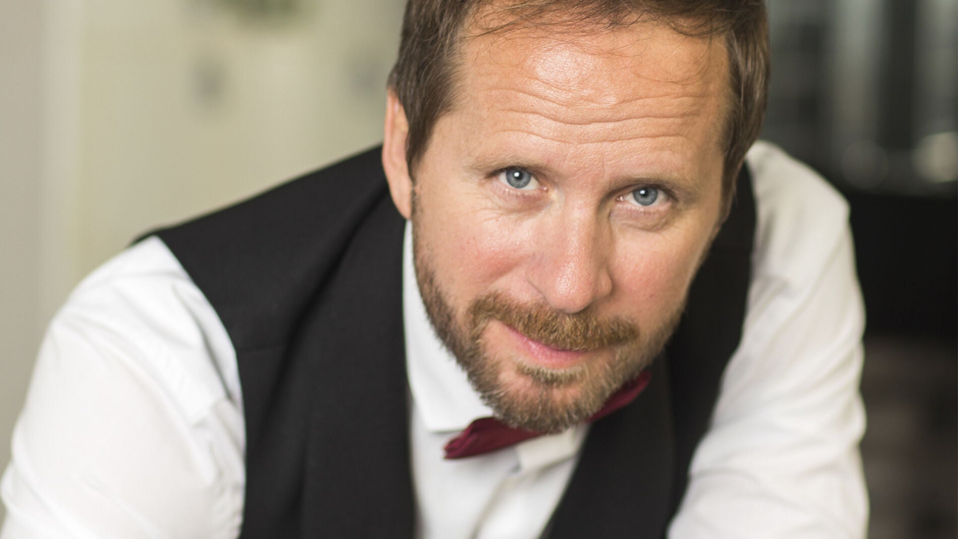 Alberto L&oacute;pez, muy emocionado, anuncia que no continuar&aacute; en 'All&iacute; abajo'