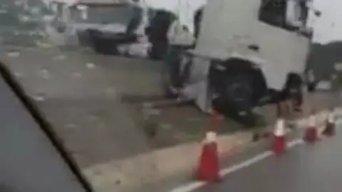 Un choque múltiple de 14 coches obliga a cortar la A-2 varias horas Un choque múltiple de 14 coches obliga a cortar la A-2 varias horas