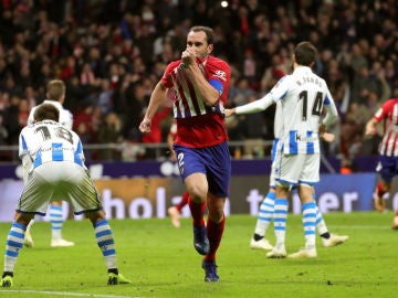 Diego Godín celebra un gol