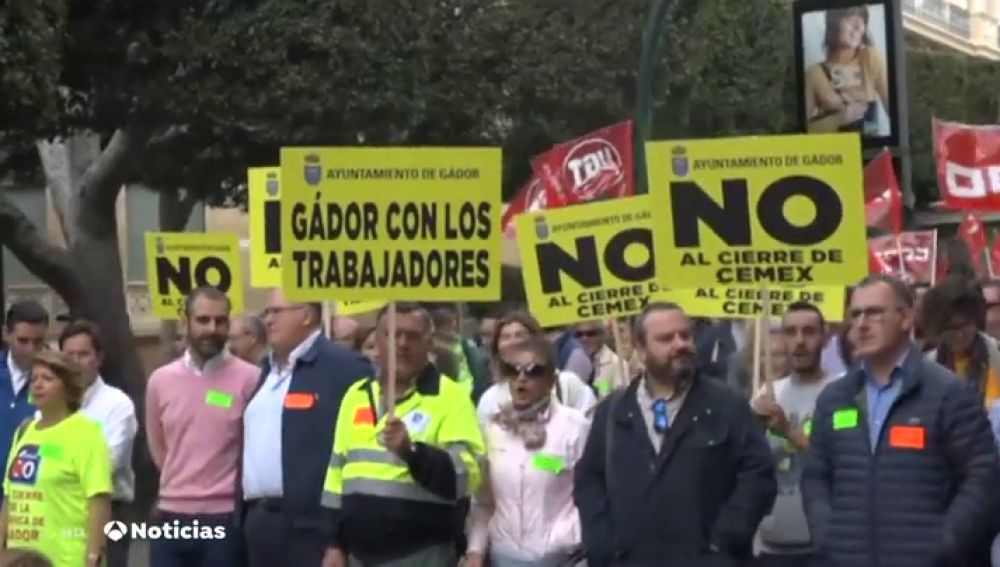 Los trabajadores de Cemex en Gádor, Almería, se manifiestan para exigir que la empresa no eche el cierre