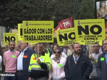 Los trabajadores de Cemex en Gádor, Almería, se manifiestan para exigir que la empresa no eche el cierre Los trabajadores de Cemex en Gádor, Almería, se manifiestan para exigir que la empresa no eche el cierre