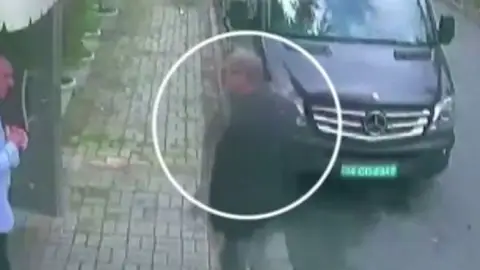 Imagen de Khashoggi entrando al consulado de Estambul Imagen de Khashoggi entrando al consulado de Estambul