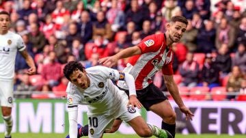 Dani Parejo disputa un balón ante Yeray Álvarez