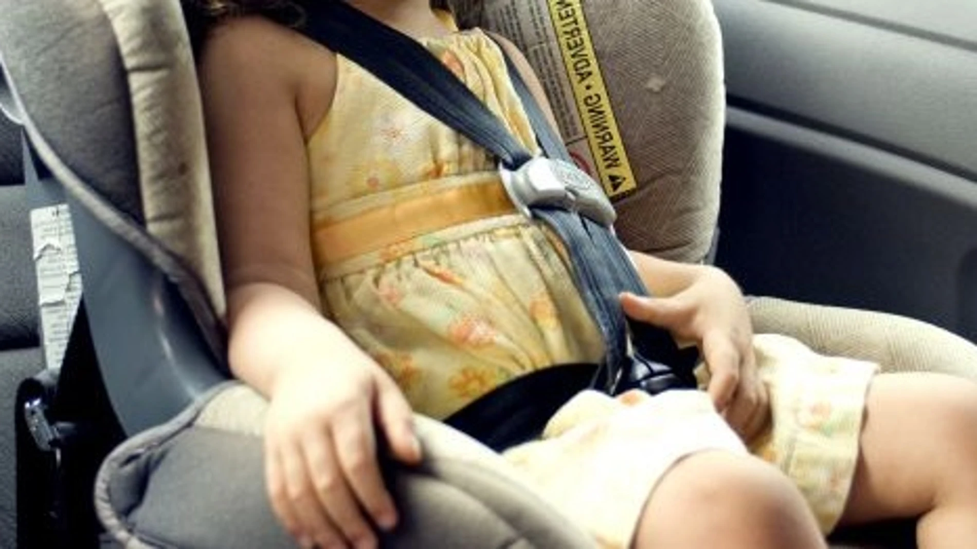 Imagen de archivo de una niña en una sillita en un coche Imagen de archivo de una niña en una sillita en un coche