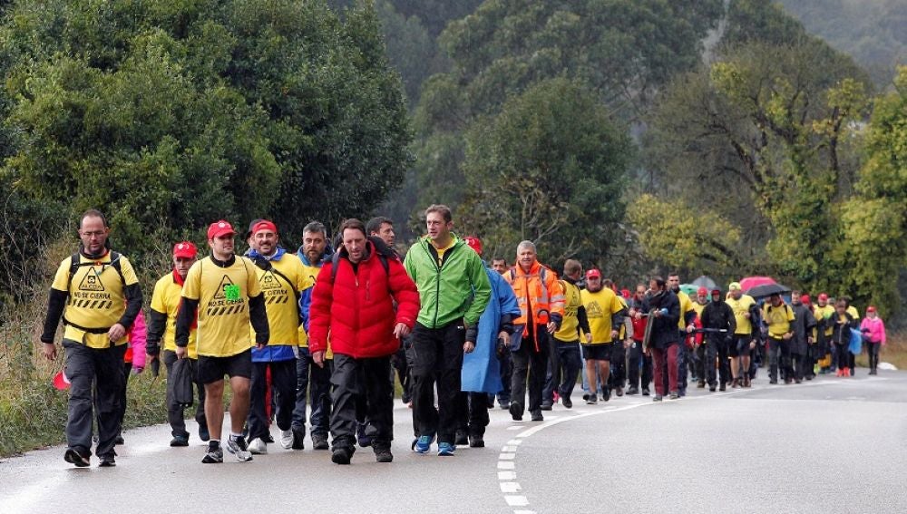 Marcha de los trabajadores de Alcoa para reclamar una solución que evite el cierre de la fábrica