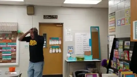 El conserje del colegio al recibir la sorpresa El conserje del colegio al recibir la sorpresa