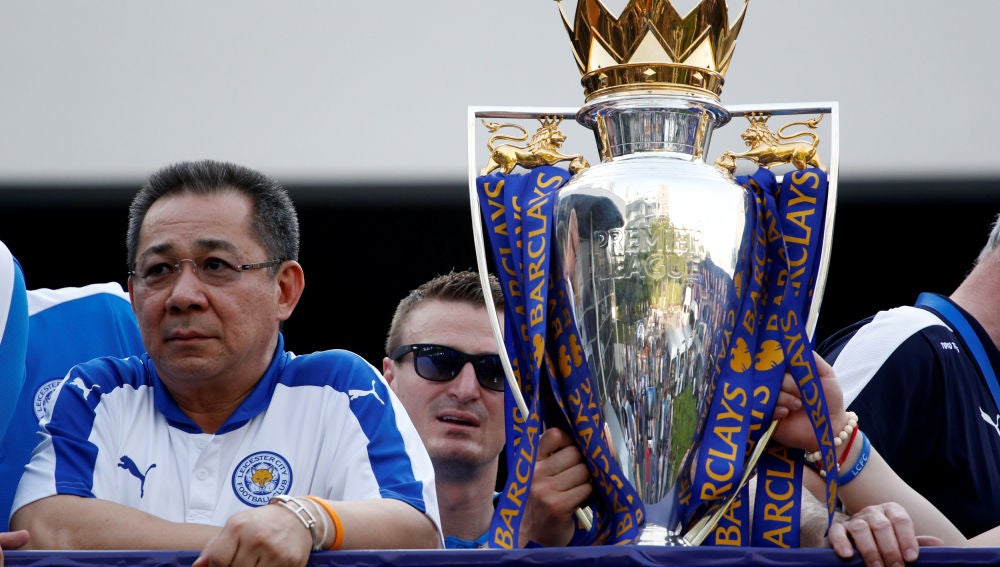Vichai Srivaddhanaprabha, en la celebración del Leicester tras ganar la Premier en 2016