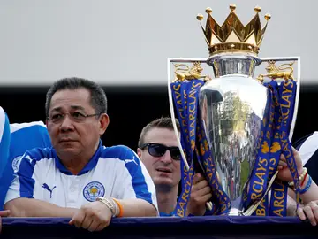 Vichai Srivaddhanaprabha, en la celebración del Leicester tras ganar la Premier en 2016 Vichai Srivaddhanaprabha, en la celebración del Leicester tras ganar la Premier en 2016