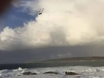Buscan a un joven desaparecido en Camariñas cuando pescaba sobre unas rocas Buscan a un joven desaparecido en Camariñas cuando pescaba sobre unas rocas