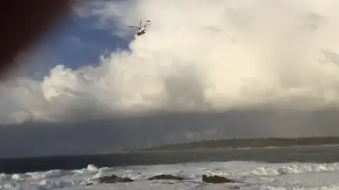 Buscan a un joven desaparecido en Camariñas cuando pescaba sobre unas rocas Buscan a un joven desaparecido en Camariñas cuando pescaba sobre unas rocas