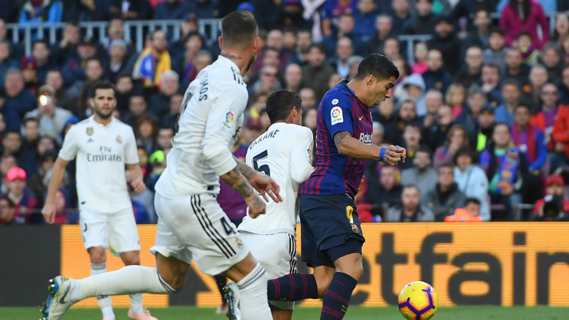 Varane traba a Luis Suárez en el área Varane traba a Luis Suárez en el área