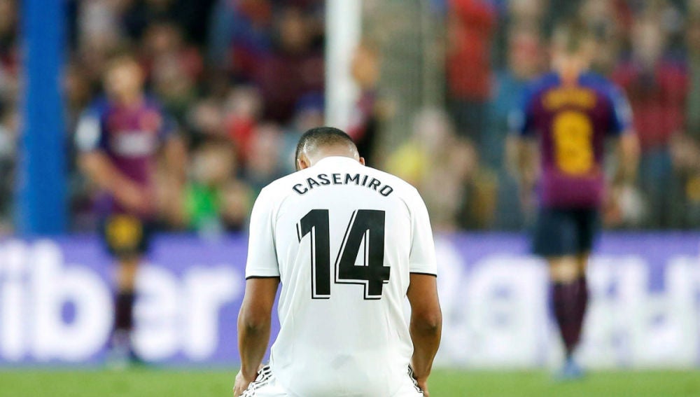 Casemiro, de rodillas