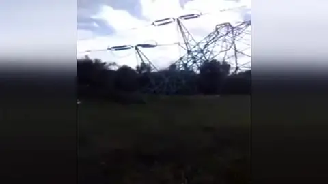 Postes de luz caídos en Menorca Postes de luz caídos en Menorca