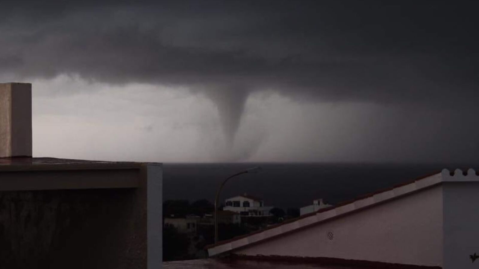 Emergencias advierte de un posible tornado en la localidad menorquina de Alaior