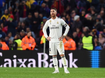 Ramos se lamenta tras un gol encajado ante el Barcelona en el Camp Nou