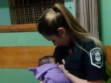 Una policía amamantando a un niño Una policía amamantando a un niño