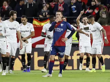 Los jugadores del Sevilla celebran un gol ante el Huesca Los jugadores del Sevilla celebran un gol ante el Huesca
