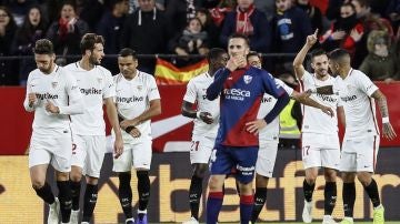 Los jugadores del Sevilla celebran un gol ante el Huesca