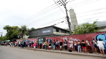 Decenas de brasileños esperan a las puertas de un colegio electoral para votar