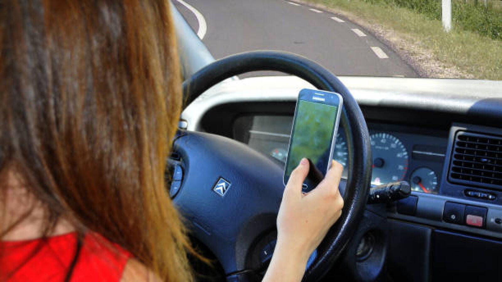 Una escuela de conducción ofrece un curso para concienciar a jóvenes del peligro de usar el móvil en el coche