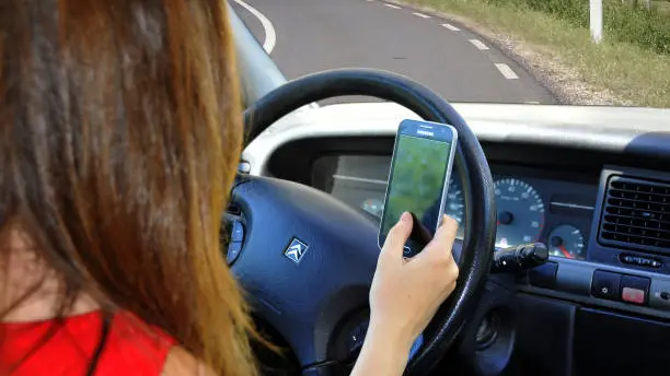 Hablar con el m&oacute;vil al volante