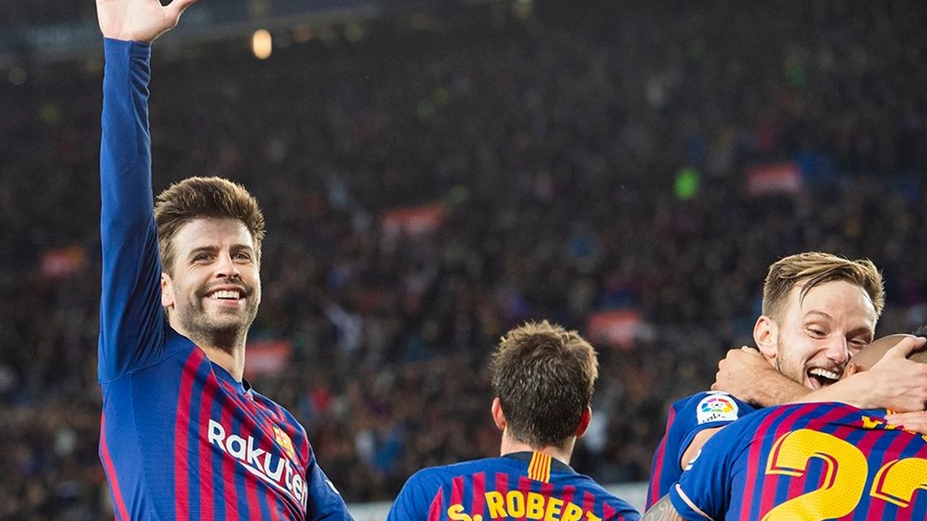 Piqué muestra la mano tras los cinco goles al Real Madrid de Lopetegui Piqué muestra la mano tras los cinco goles al Real Madrid de Lopetegui