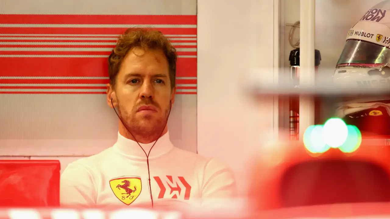 Vettel, en el box de Ferrari