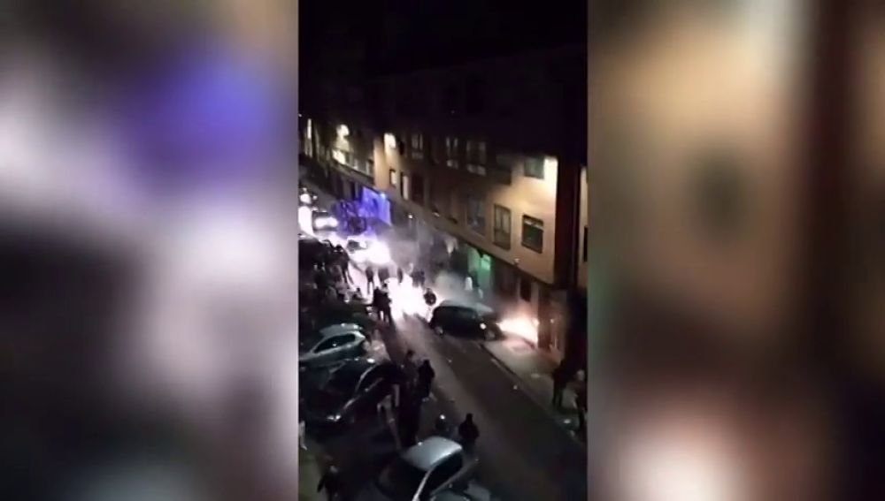 Un coche se estrella contra una pared tras chocar contra turismos aparcados en una zona de copas de Palencia