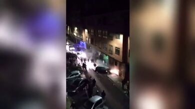 Un coche se estrella contra una pared tras chocar contra turismos aparcados en una zona de copas de Palencia