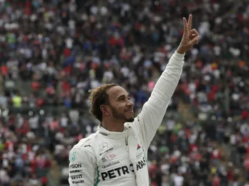 Lewis Hamilton celebra una victoria Lewis Hamilton celebra una victoria