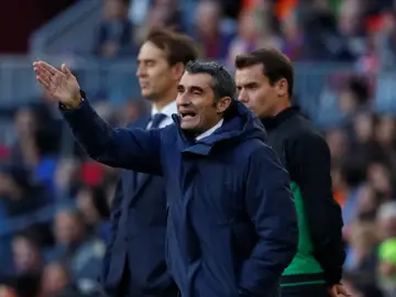 Valverde da instrucciones a sus jugadores en el Camp Nou Valverde da instrucciones a sus jugadores en el Camp Nou