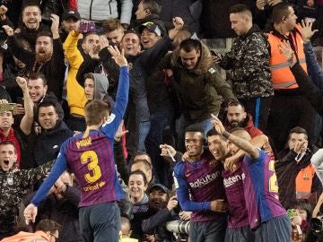 Gerard Piqué muestra la mano tras el quinto gol al Real Madrid