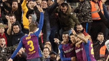 Gerard Piqué muestra la mano tras el quinto gol al Real Madrid